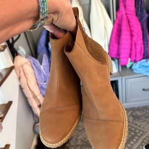 Tods boots 7.5 Tan. Small animal print on heel.  Elastic at ankle